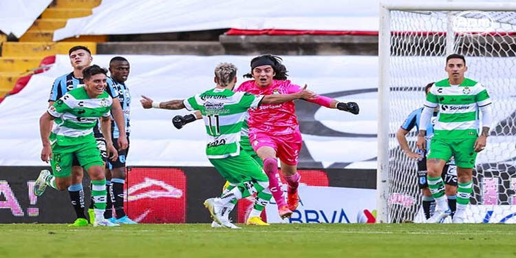 Carlos Acevedo rescata al Santos en la Corregidora