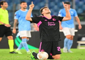 Santiago Giménez se estrena como goleador en la Europa League