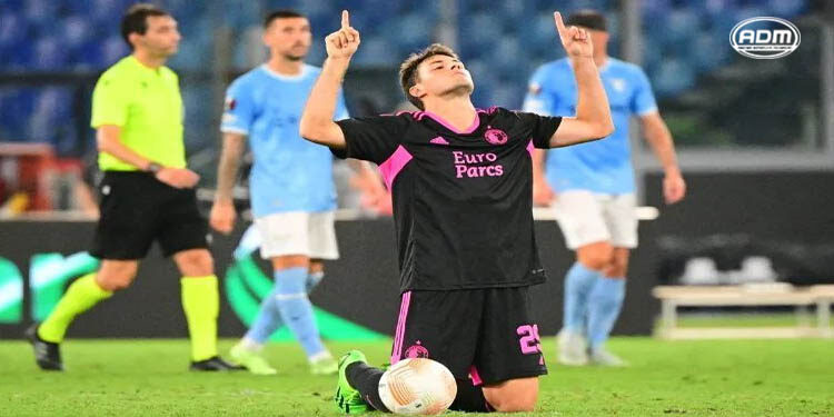 Santiago Giménez se estrena como goleador en la Europa League