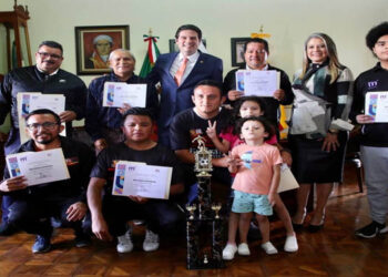 Reconoce Alfonso Martínez a deportistas brillantes