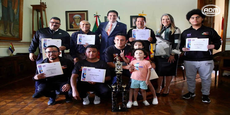 Reconoce Alfonso Martínez a deportistas brillantes