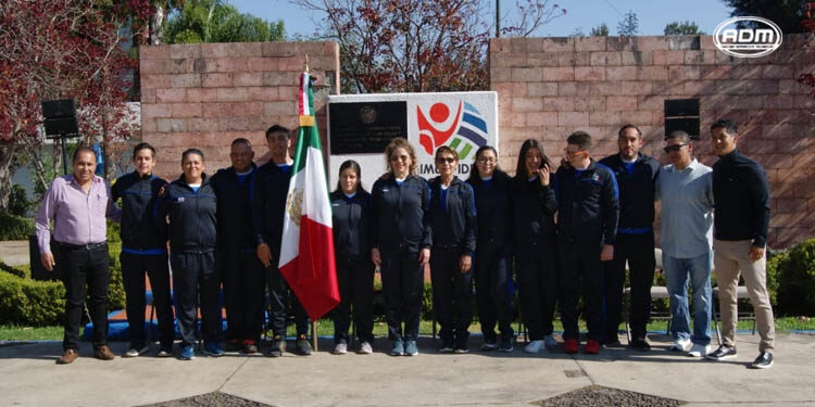 Abanderan al equipo Máster Bicentenario rumbo al Oceanman We Are Open Water Swwiming México