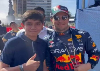 Joven moreliano que vendía frituras conoce a su ídolo, Sergio Pérez