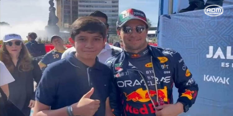 Joven moreliano que vendía frituras conoce a su ídolo, Sergio Pérez