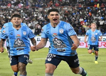 Los Tuzos golean a los Rayados y ponen un pie en la Final