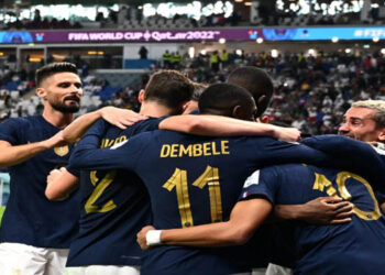 Francia arrancó la defensa del título con una goleada