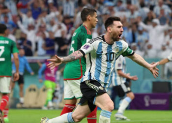 Dela mano de Messi, Argentina deja al borde de la eliminación a México