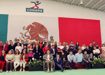 Ana Guevara entrega estímulos a medallistas mundiales de 2022