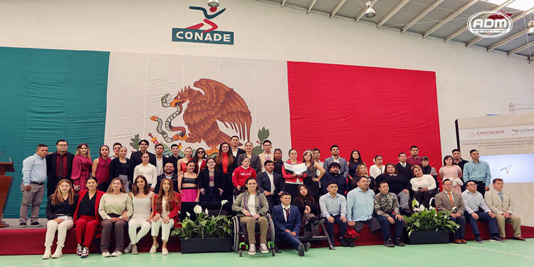 Ana Guevara entrega estímulos a medallistas mundiales de 2022