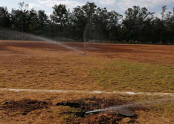Reactiva ayuntamiento sistema de riego en cancha de fútbol de INDECO
