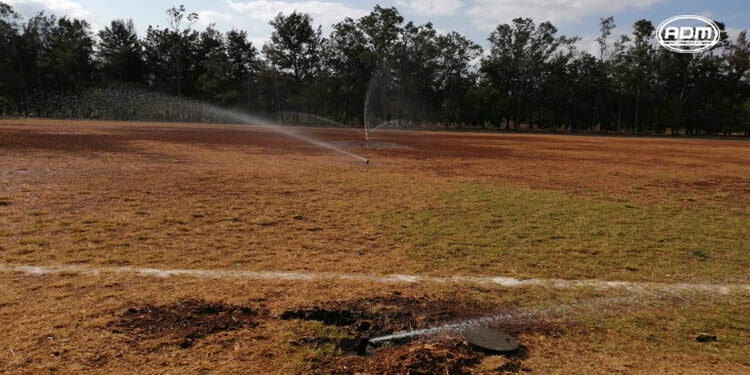 Reactiva ayuntamiento sistema de riego en cancha de fútbol de INDECO