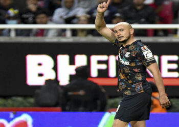 Toluca le hace la diablura a Chivas en su presentación en casa