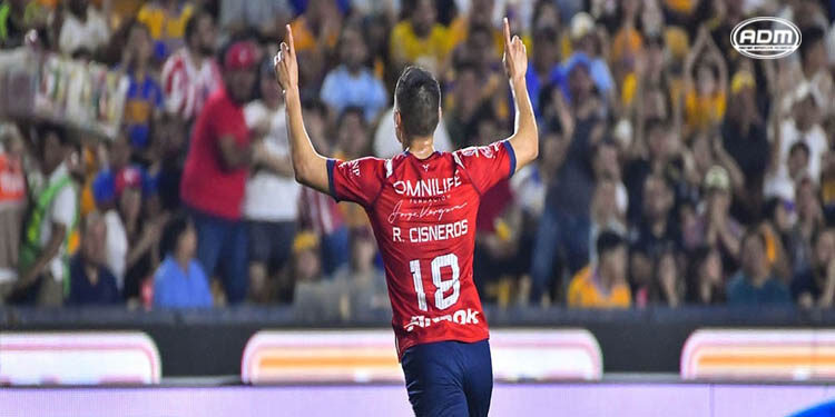 Las Chivas doman a los Tigres en el Volcán