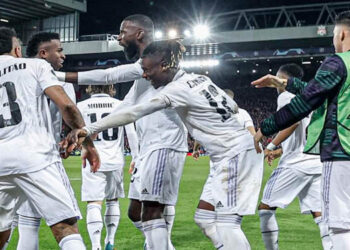 El Real Madrid golea en Anfield y pone pie y medio en Cuartos de Final