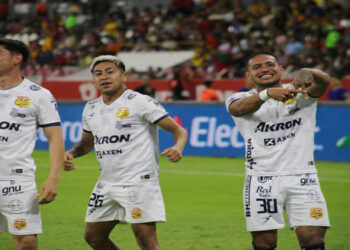 Los Canarios doman a los Leones Negros y logran su primera victoria fuera de casa