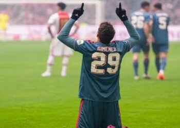 En duelo de mexicanos, Santiago Giménez y el Feyenoord se llevan el Clásico de los Países Bajos