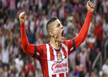 Chivas vence a Cruz Azul y se mantiene entre los cuatro primeros