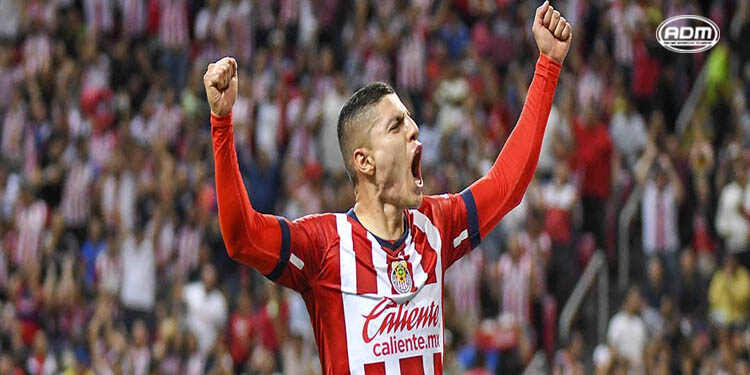 Chivas vence a Cruz Azul y se mantiene entre los cuatro primeros