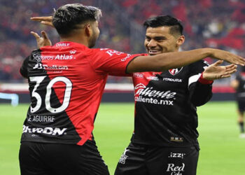 Los Rojinegros descarrilan a la Máquina en el Jalisco